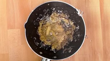 İtalyan makarnası fusilini kaynar su, besin ve ahşap üzerine tıbbi diyet konsepti ile kabın içine dökmek