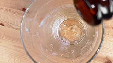 Dökme, içme ve kapanış taze bira, yaşam tarzı ve rahatlama konsepti, bölünmüş sahne