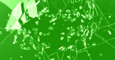 Kırık cam sıçrama, arka plan olarak krom anahtar yeşil ekran, kavram kırılması