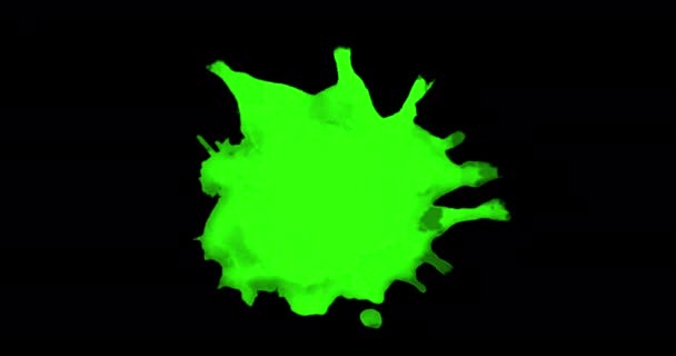 抽象的なペイントブラシストローク形状白インクスプラッタ流れるとクロマキーグリーン画面上で洗浄 アルファとインクスプラッタスプラッシュ効果 — ストック動画