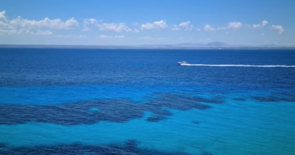 Prędkość Jachtu Błękitnym Morzu Pozostawiając Długi Biały Szlak Pod Błękitnym — Wideo stockowe