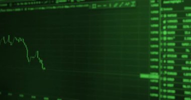 Yeşil ekran ticaret grafiği ve varlık sembolleri hızlı hareket eden yeşil boğa alıcılarını ve hızlı hareket eden kırmızı ayı satıcılarını, banka borçlarını gösteriyor.