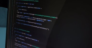 Bilgisayar, teknoloji ve siber güvenlik hakkında program kodlarını hacker 'lar kaydeder