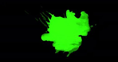 Soyut boya fırçası vuruşu şekli beyaz mürekkep akışı ve krom anahtar yeşil ekranda yıkanma, mürekkep sıçrama efekti alfa ile