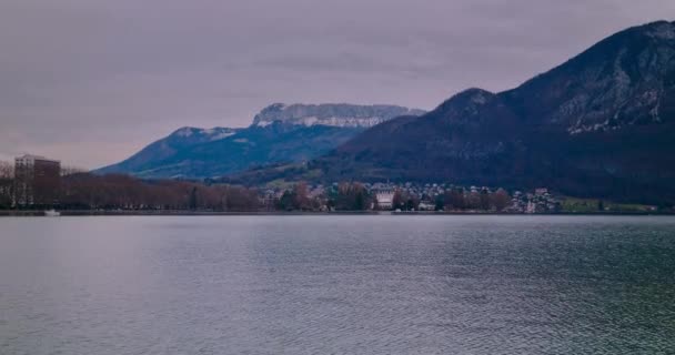 Annecy França Lago Annecy Com Montanha Segundo Plano Chamado Como — Vídeo de Stock