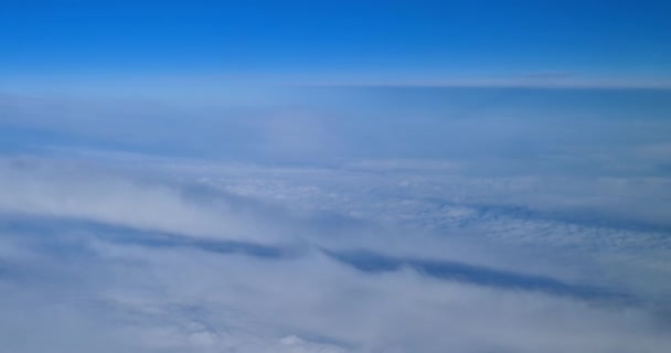 Widok Góry Przez Samolot Białe Chmury Koncepcji Wakacje — Wideo stockowe