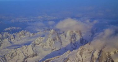Tepe görünümü, dağ sıraları boyunca İsviçre karlı, kış tatili konsepti. 