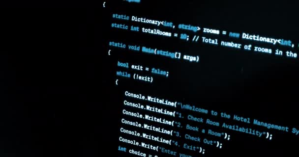 ハッカーはノートパソコン サイバーセキュリティに関するプログラムコードをスクロールします — ストック動画
