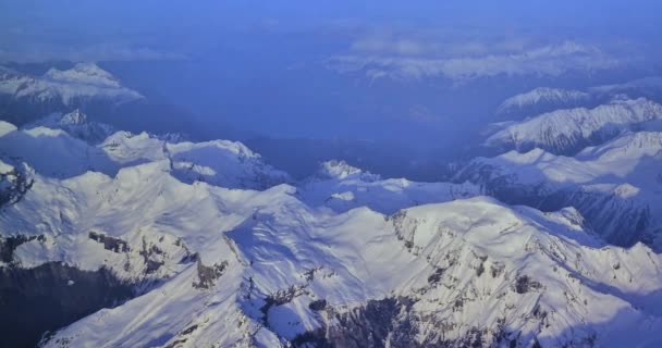 Vrchol Pohled Přes Letadlo Pohoří Sněhem Švýcarska Zimní Dovolená Koncept — Stock video