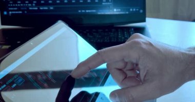 İş adamı tabletindeki mali mum grafiğinde çimdik attı. İş haberleri arka planda bilgisayar ekranında, finansal özgürlükle ilgili.