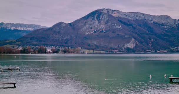 Annecy France Lago Annecy Con Montaña Fondo Llamado Como Venecia — Vídeo de stock