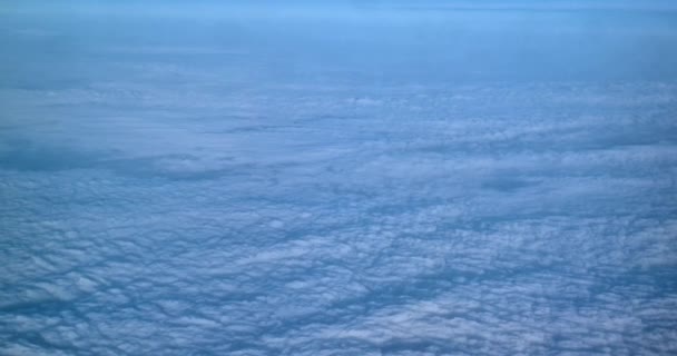 Вид Сверху Самолете Белых Облаков Концепция Зимних Праздников Панорамой — стоковое видео