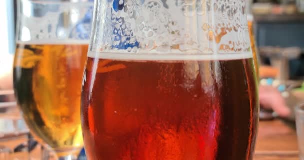 木材上一家英式酒吧的红酒双份麦芽啤酒泡泡的详细情况 — 图库视频影像