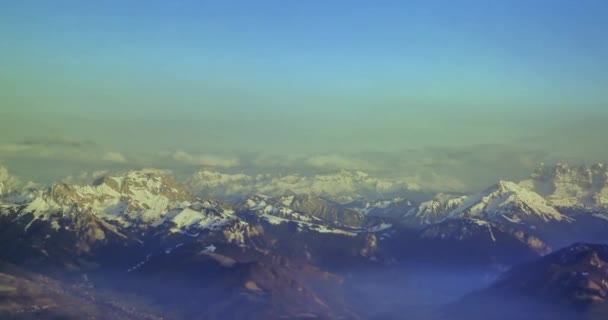 Top View Genom Flygplan Bergskedjor Med Snö Switzerland Vinter Semester — Stockvideo