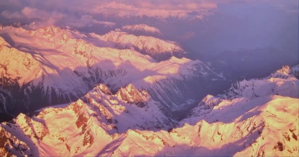 Widok Góry Przez Samolot Pasma Górskie Śniegiem Szwajcarii Zachodzie Słońca — Wideo stockowe