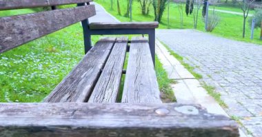 2019 Avrupa Kültür Başkenti Matera 'nın merkez parkındaki tarihi banklar, İtalya gastronomi ve turizm kavramları aşağıdan çekildi.