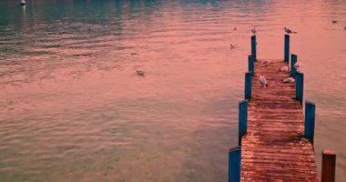 Annecy France, gün batımında Ek Bina Gölü 'nün yanındaki iskele, Alplerin Venedik' i olarak adlandırılır, tarihi şehir kültür turizmi.