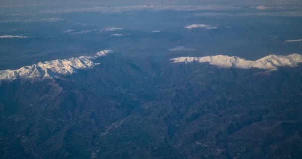 Top view genom planet av bergskedjor med lite snö av switzerland, begreppet klimat — Stockvideo