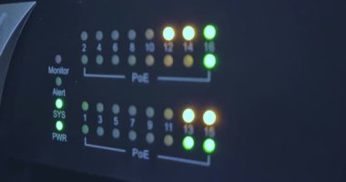 Bir veri merkezinde çok renkli sunuculara ve anahtarlara sahip internet bağlantıları, siber güvenlik ve kurumsal güvenlik kavramı