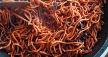 spagetti italyan yemeği domates sağlıklı Akdeniz yemeği İtalyan karides şefi buharda pişen mutfak masası makarnası.