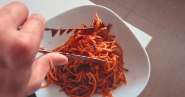 spagetti italyan yemeği domates sağlıklı Akdeniz yemeği İtalyan karides şefi buharda pişen mutfak masası makarnası.