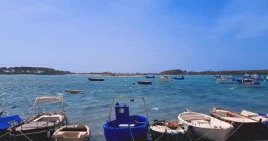 Mavi gökyüzü altında balıkçı tekneleri, tatil konsepti, Porto Cesario Lecce