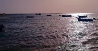 Günbatımı gökyüzü altında balıkçı tekneleri olan bir turist limanı manzarası, tatil anlayışı, Porto Cesario Lecce.