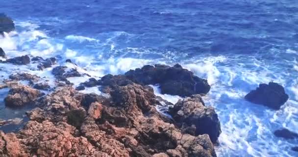 Vista panorâmica de cima onde as ondas do mar colidem na costa rochosa sob um céu azul, conceito de férias, Porto Cesario Lecce — Vídeo de Stock