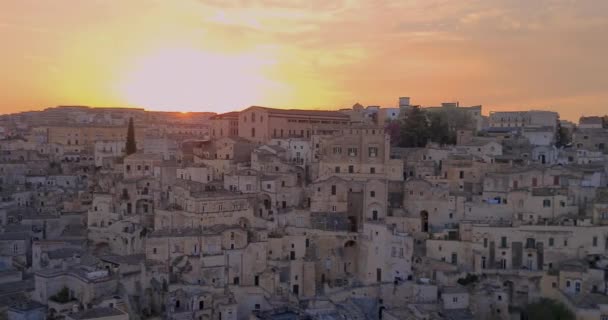 Matera vacances, été, panorama de la pierre historique Matera avec clocher sous le coucher du soleil ciel coloré, Capitale européenne de la Culture — Video