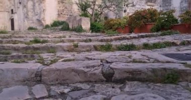 Matera, Avrupa Kültür Başkenti 2019 'daki tarihi bir binanın merdivenleri, İtalya' da kültürel tatil ve turizm kavramı ve gastronomi aşağıdan çekildi.