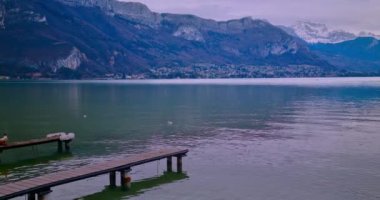 Ek bina Fransa, Ek bina gölü yakınındaki iskele, Alplerin Venedik 'i olarak adlandırılır, tarihi şehir kültür turizmi konsepti.,