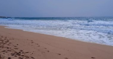 Yaz, mavi gökyüzünün altında deniz olan bir kumsal manzarası, tatil tatili