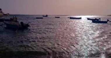 Yaz, deniz kıyısında bir turist limanı manzarası günbatımı gökyüzü altında balıkçı tekneleri, tatil ve tatil kavramı, Porto Cesario Lecce