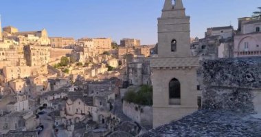 Matera bayramı, yaz, tarihi Matera taşı manzarası mavi gökyüzünün altında çan kulesi 2019 Avrupa Kültür Başkenti, İtalya 'da kültürel bayram ve turizm kavramı ve