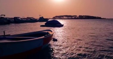 Yaz, deniz kıyısında bir turist limanı manzarası günbatımı gökyüzü altında balıkçı tekneleri, tatil ve tatil kavramı, Porto Cesario Lecce