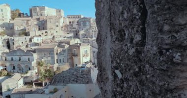 Matera bayramı, yaz, tarihi Matera taşı manzarası mavi gökyüzünün altında çan kulesi 2019 Avrupa Kültür Başkenti, İtalya 'da kültürel bayram ve turizm kavramı ve