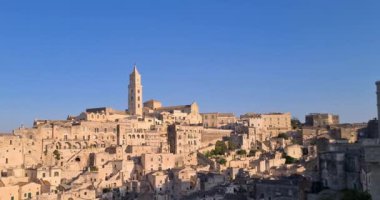 Matera bayramı, yaz, tarihi Matera taşı manzarası mavi gökyüzünün altında çan kulesi 2019 Avrupa Kültür Başkenti, İtalya 'da kültürel bayram ve turizm kavramı ve