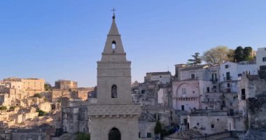 Matera bayramı, yaz, tarihi Matera taşı manzarası mavi gökyüzünün altında çan kulesi 2019 Avrupa Kültür Başkenti, İtalya 'da kültürel bayram ve turizm kavramı ve