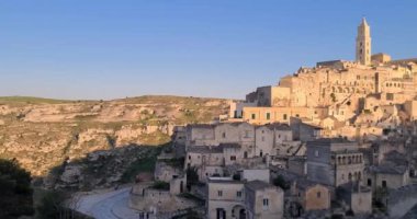 Matera bayramı, yaz, tarihi Matera taşı manzarası mavi gökyüzünün altında çan kulesi 2019 Avrupa Kültür Başkenti, İtalya 'da kültürel bayram ve turizm kavramı ve