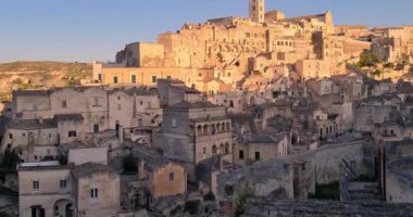 Matera bayramı, yaz, tarihi Matera taşı manzarası mavi gökyüzünün altında çan kulesi 2019 Avrupa Kültür Başkenti, İtalya 'da kültürel bayram ve turizm kavramı ve