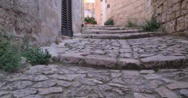 Matera, Avrupa Kültür Başkenti 2019 'daki tarihi bir binanın merdivenleri, İtalya' da kültürel tatil ve turizm kavramı ve gastronomi aşağıdan çekildi.