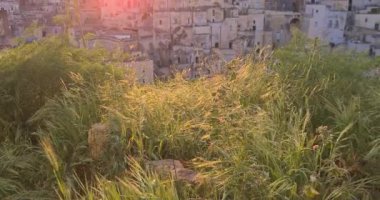 Matera bayramı, yaz, tarihi Matera taşı manzarası günbatımı renkli gökyüzü altında çan kulesi, 2019 Avrupa Kültür Başkenti, İtalya 'da kültürel bayram ve turizm kavramı ve gastronomi ve