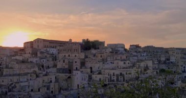 Matera bayramı, yaz, tarihi Matera taşı manzarası günbatımı renkli gökyüzü altında çan kulesi, 2019 Avrupa Kültür Başkenti, İtalya 'da kültürel bayram ve turizm kavramı ve gastronomi ve