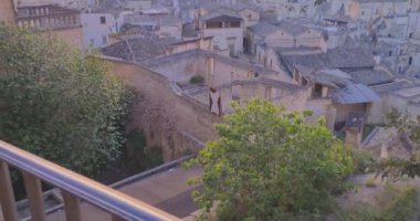 Matera bayramı, yaz, tarihi Matera taşı manzarası günbatımı renkli gökyüzü altında çan kulesi, 2019 Avrupa Kültür Başkenti, İtalya 'da kültürel bayram ve turizm kavramı ve gastronomi ve