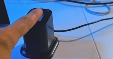 kullanıcı, bir dizüstü bilgisayar, güvenlik ve siber sistem yakınlarındaki bir güvenlik sistemine erişmek için parmak izi okuyucusunu kullanır