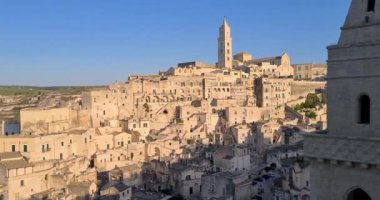 Matera bayramı, yaz, tarihi Matera taşı manzarası mavi gökyüzünün altında çan kulesi 2019 Avrupa Kültür Başkenti, İtalya 'da kültürel bayram ve turizm kavramı ve