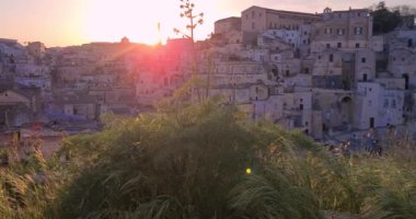 Matera bayramı, yaz, tarihi Matera taşı manzarası günbatımı renkli gökyüzü altında çan kulesi, 2019 Avrupa Kültür Başkenti, İtalya 'da kültürel bayram ve turizm kavramı ve gastronomi ve
