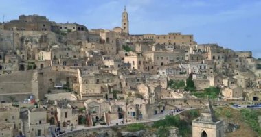 Matera bayramı, yaz, tarihi Matera taşı manzarası mavi gökyüzünün altında çan kulesi 2019 Avrupa Kültür Başkenti, İtalya 'da kültürel bayram ve turizm kavramı, gastronomi, kültür ve turizm
