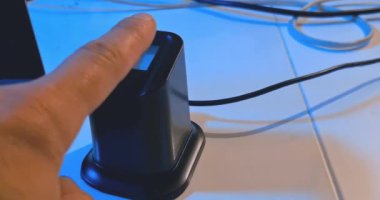 kullanıcı, bir dizüstü bilgisayar, güvenlik ve siber sistem yakınlarındaki bir güvenlik sistemine erişmek için parmak izi okuyucusunu kullanır