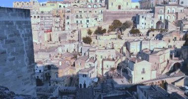 Matera bayramı, yaz, tarihi Matera taşı manzarası mavi gökyüzünün altında çan kulesi 2019 Avrupa Kültür Başkenti, İtalya 'da kültürel bayram ve turizm kavramı ve